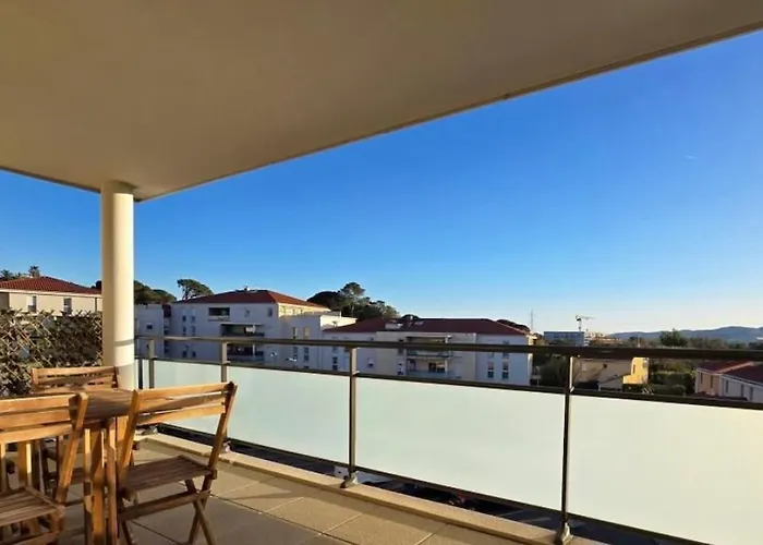 Appartement Lumineux Avec Terrasse Et Vue - *