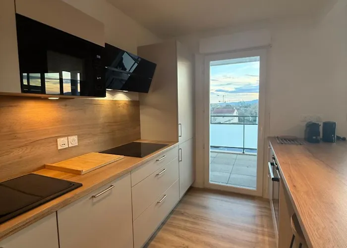 Appartement Lumineux Avec Terrasse Et Vue - *