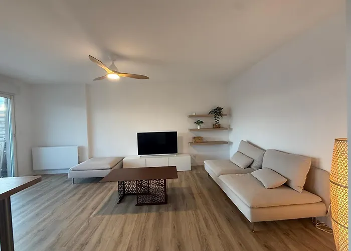 Appartement Lumineux Avec Terrasse Et Vue - *