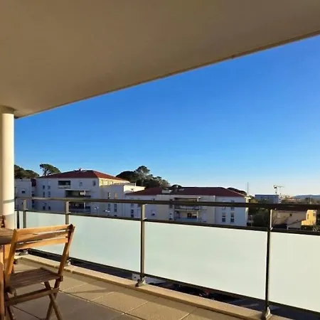Appartement Lumineux Avec Terrasse Et Vue - *