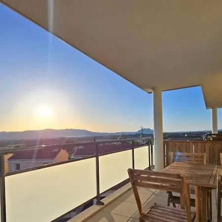 Appartement Lumineux Avec Terrasse Et Vue - *