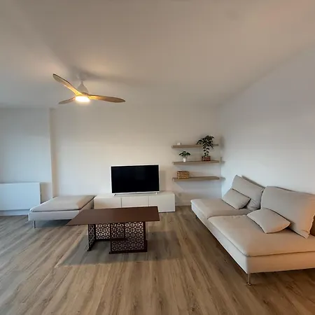 Appartement Lumineux Avec Terrasse Et Vue - *
