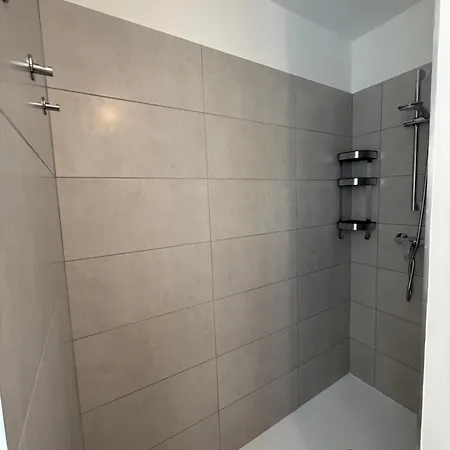 Appartement Lumineux Avec Terrasse Et Vue - *